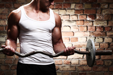 與杠鈴鍛煉肌肉男