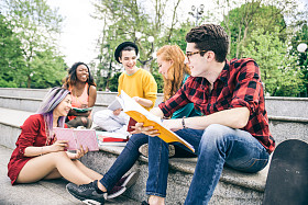在大学校园里学习的学生图片