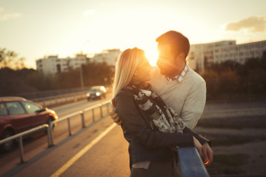 浪漫的情侶，在享受夕陽的愛