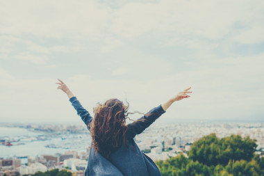 性格開朗的年輕女子舉起手來(lái)