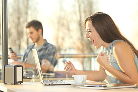 兴奋的胜利者赢得在线图片