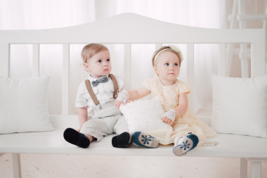 兩個熊貓寶寶婚禮-男孩和女孩打扮成新娘和新郎