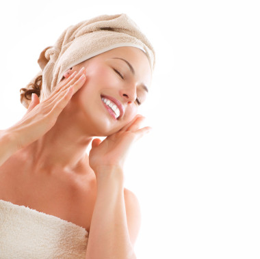 撫摸她的臉沐浴后的美麗女孩。護(hù)膚