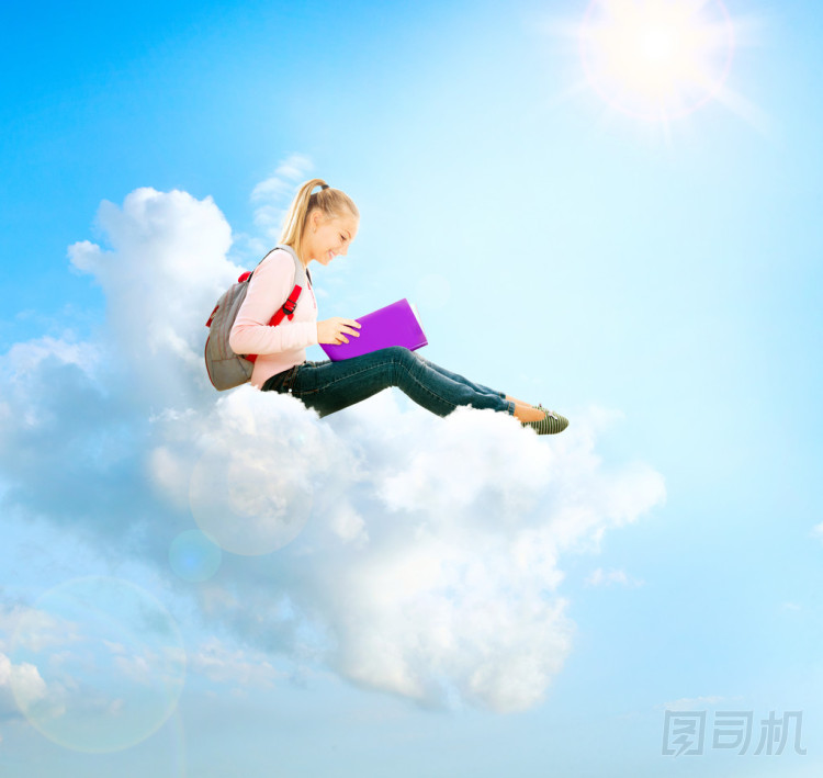 女學(xué)生或?qū)W生坐在云上，讀一本書