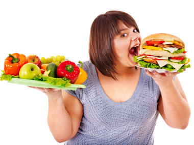 水果和汉堡之间进行选择的女人