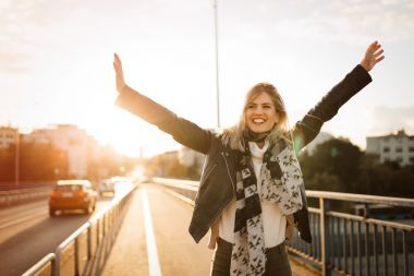 快樂(lè)的女人戶(hù)外圖片