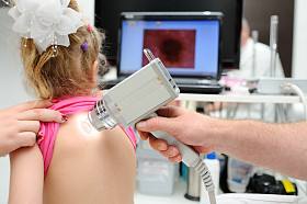 医生检查病人鼹鼠