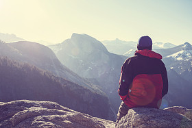 在优胜美地山中徒步旅