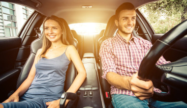 夫婦開的運(yùn)動車照片