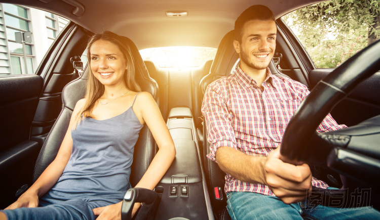 夫婦開的運動車照片