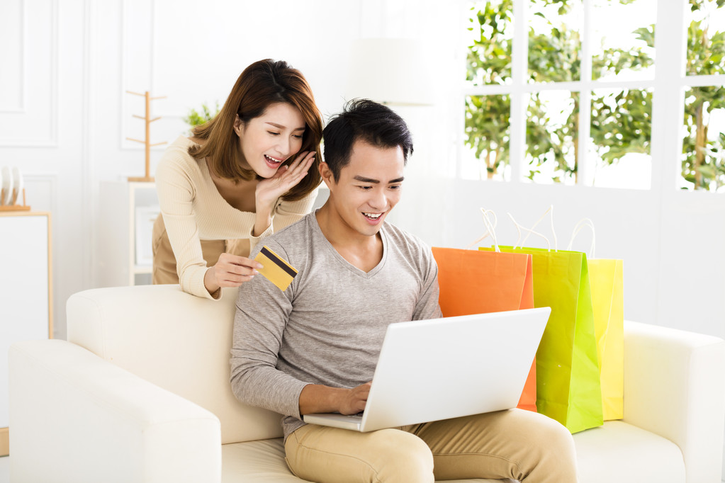 年轻夫妇与信用卡在线购物图片