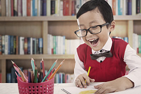 聪明的学生在图书馆学习图片