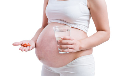 孕婦服用藥物在白色背景上.圖片