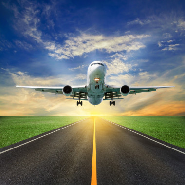  客運飛機起飛跑道對美麗的天空
