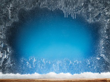 木制窗臺和凍結(jié)的窗口。圣誕節(jié)或新年背景