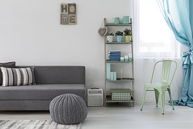 极简主义明亮的客厅