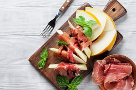 新鲜的甜瓜，用意大利熏火腿和罗勒