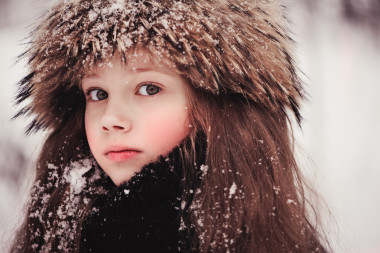 快樂的夢幻孩子小女孩走在下雪的冬天森林