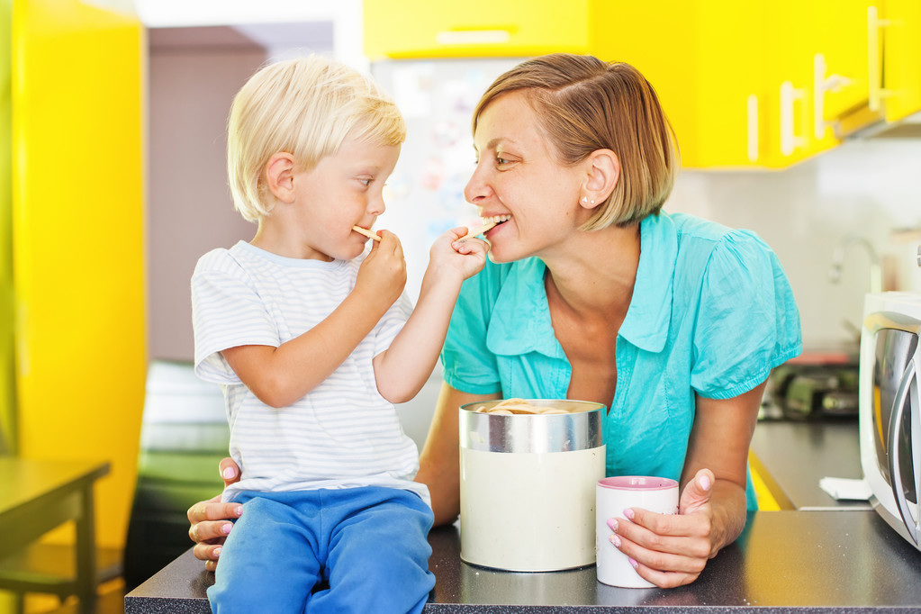 孩子喂养他的妈妈饼干 孩子喂养他的妈妈饼干