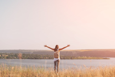 美麗的女孩在草地上享受陽光圖片