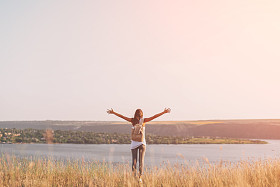 美丽的女孩在草地上享受阳光图片