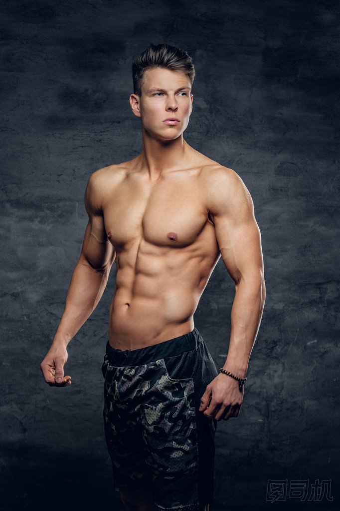 光著膀子肌肉發(fā)達的家伙