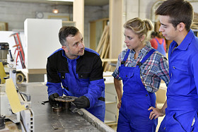 老师展示木工机械