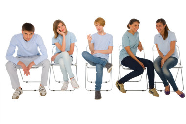 坐在椅子上的少年