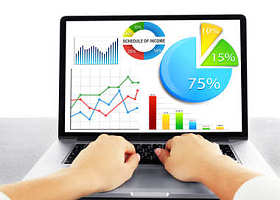 女手使用笔记本电脑。在屏幕上的商务演示文稿