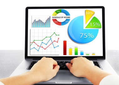 女手使用笔记本电脑。在屏幕上的商务演示文稿 女手使用笔记本电脑。在屏幕上的商务演示文稿