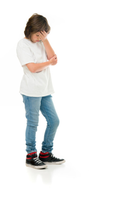 惭愧的休闲十几岁的男孩