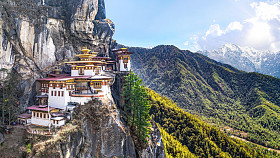 Taktshang Goemba 或虎窝寺或老虎的巢修道院最美丽的佛教寺庙。在不丹最神圣的地方位于高高的悬崖山与不丹帕罗山谷的天空