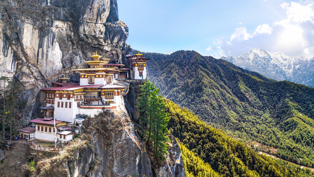 Taktshang Goemba 或虎窝寺或老虎的巢修道院最美丽的佛教寺庙。在不丹最神圣的地方位于高高的悬崖山与不丹帕罗山谷的天空