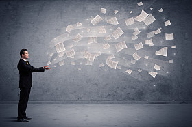 白种人商人举行报纸图片