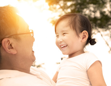 快樂的小女孩的父親圖片
