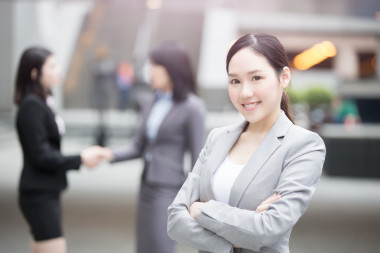 微笑的年輕女商人