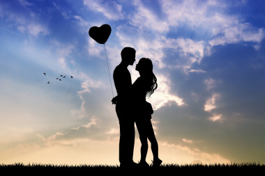 在日落時的戀人剪影