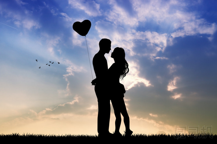 在日落時(shí)的戀人剪影