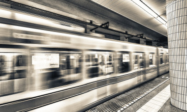 東京地鐵?？焖僖苿?dòng)的火車