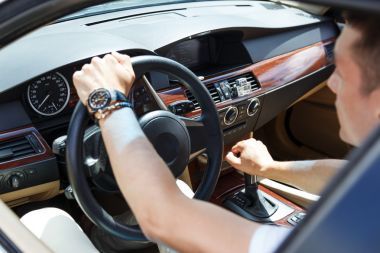 手上輪和城市的夜生活照片