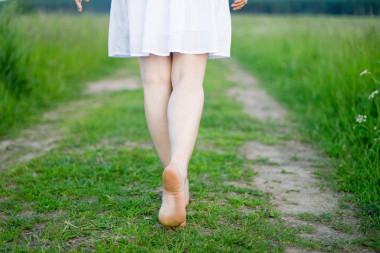 他光著腳漂亮的女人