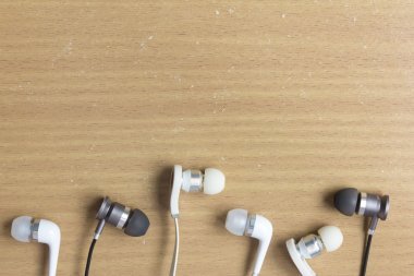 桌上的耳機圖片