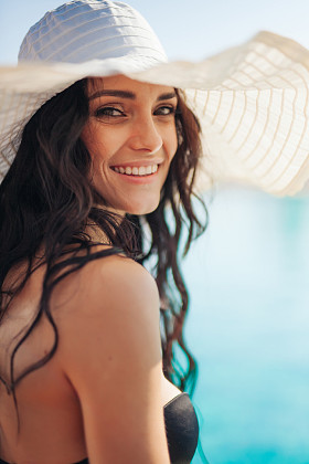 戴帽的年轻女人肖像