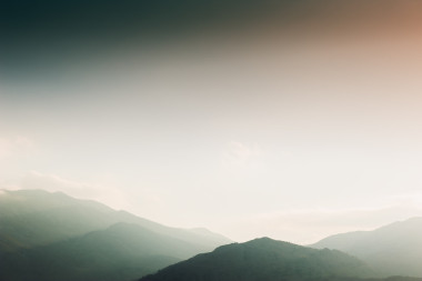 山和日落时天空照片