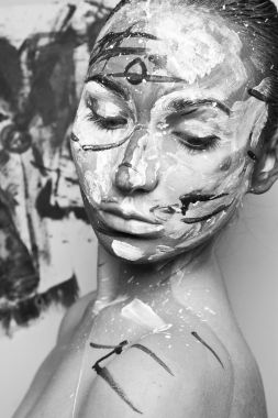 在油漆的女艺术家图片 在油漆的女艺术家图片