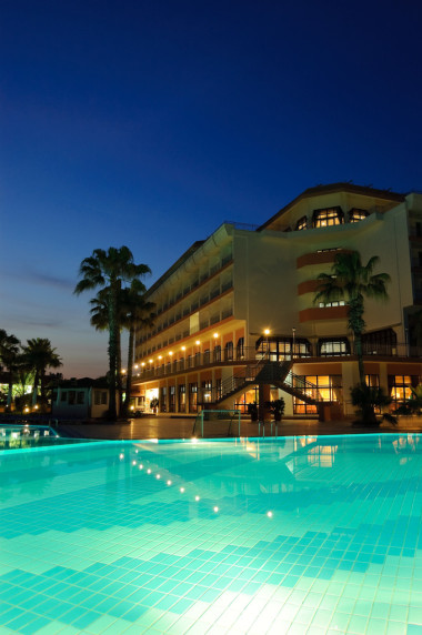 這家酒店的夜間照明照片