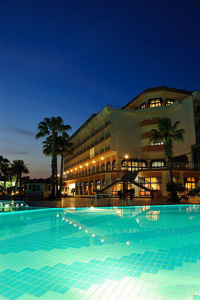 这家酒店的夜间照明照片