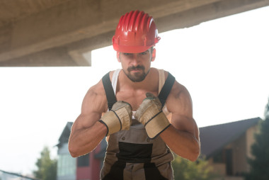 施工現(xiàn)場的英俊刻苦人肖像圖片