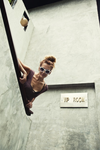 下樓梯的女孩照片