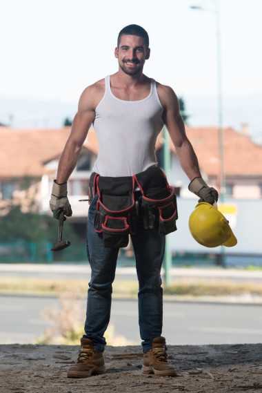 戴黄色安全帽的工程师施工图片